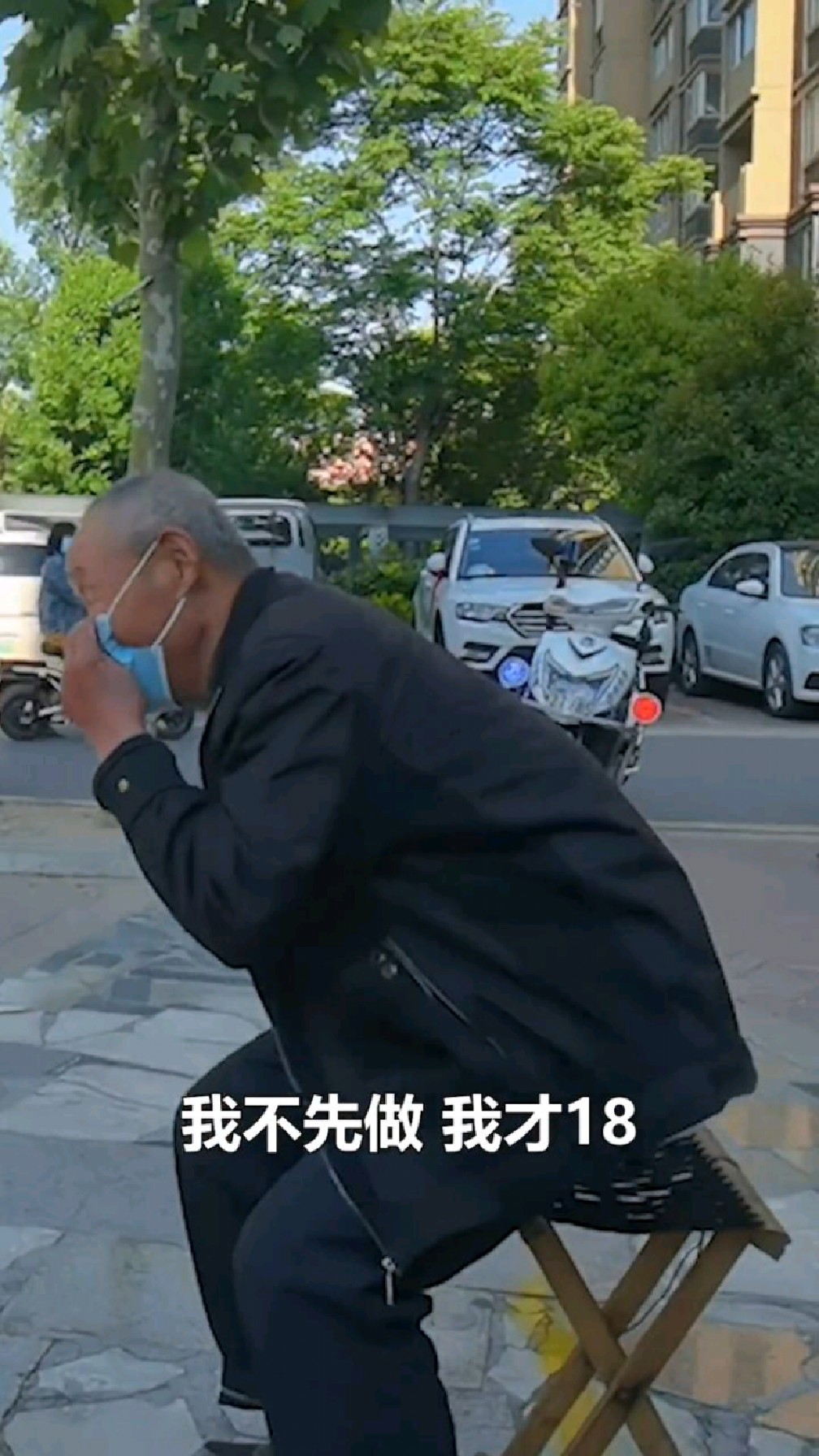 81歲大爺帥氣拒絕優先排隊核酸我才18年輕著嘞網友可愛蒙城廣播電視臺