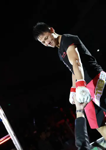 韩国主持人讽刺中国功夫不行,邓泽奇暴怒,擂台五次完虐ko对手