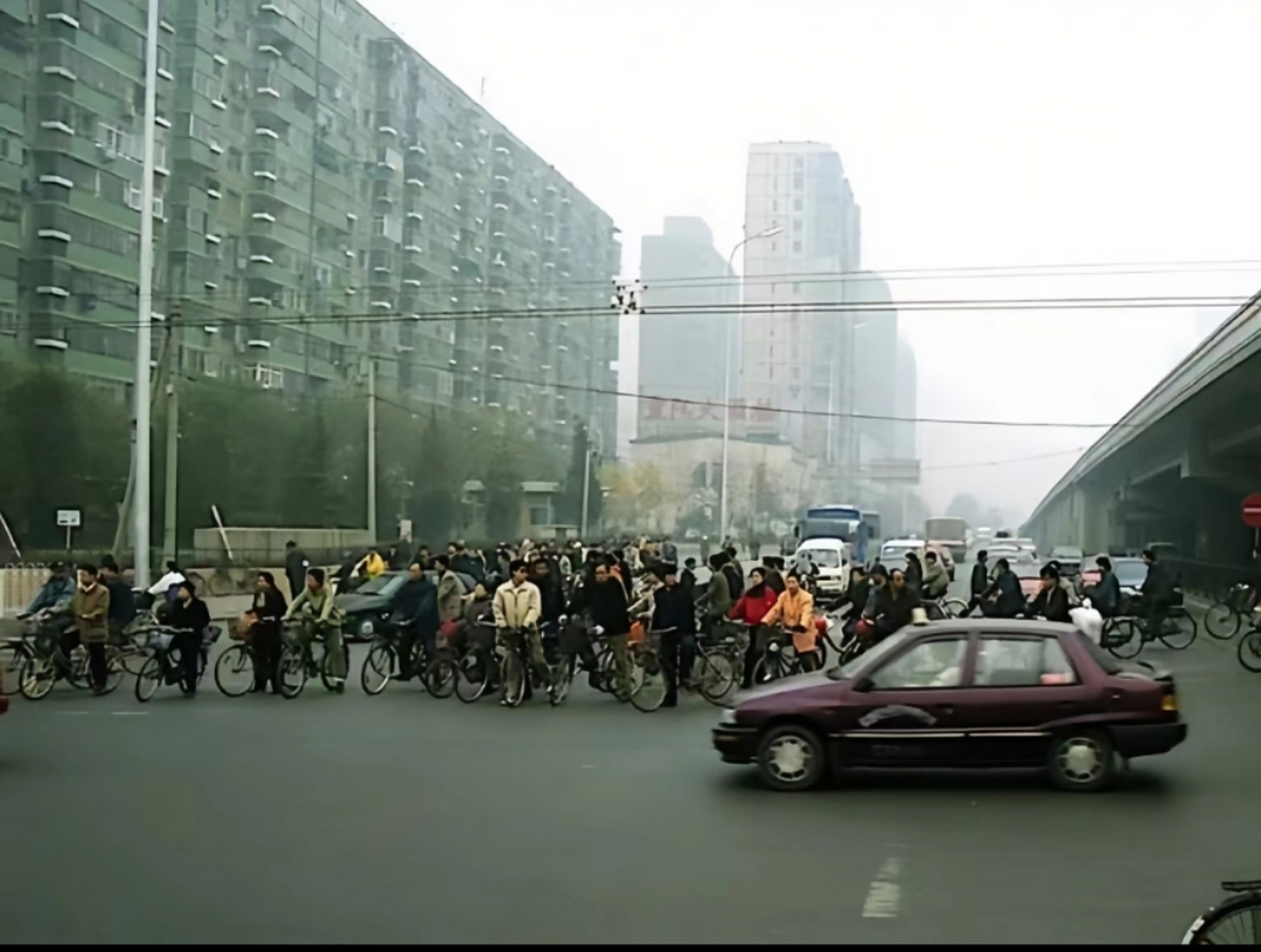 1999年,北京官园桥,自行车大军正在等红灯,那时候,私家车还没有普及