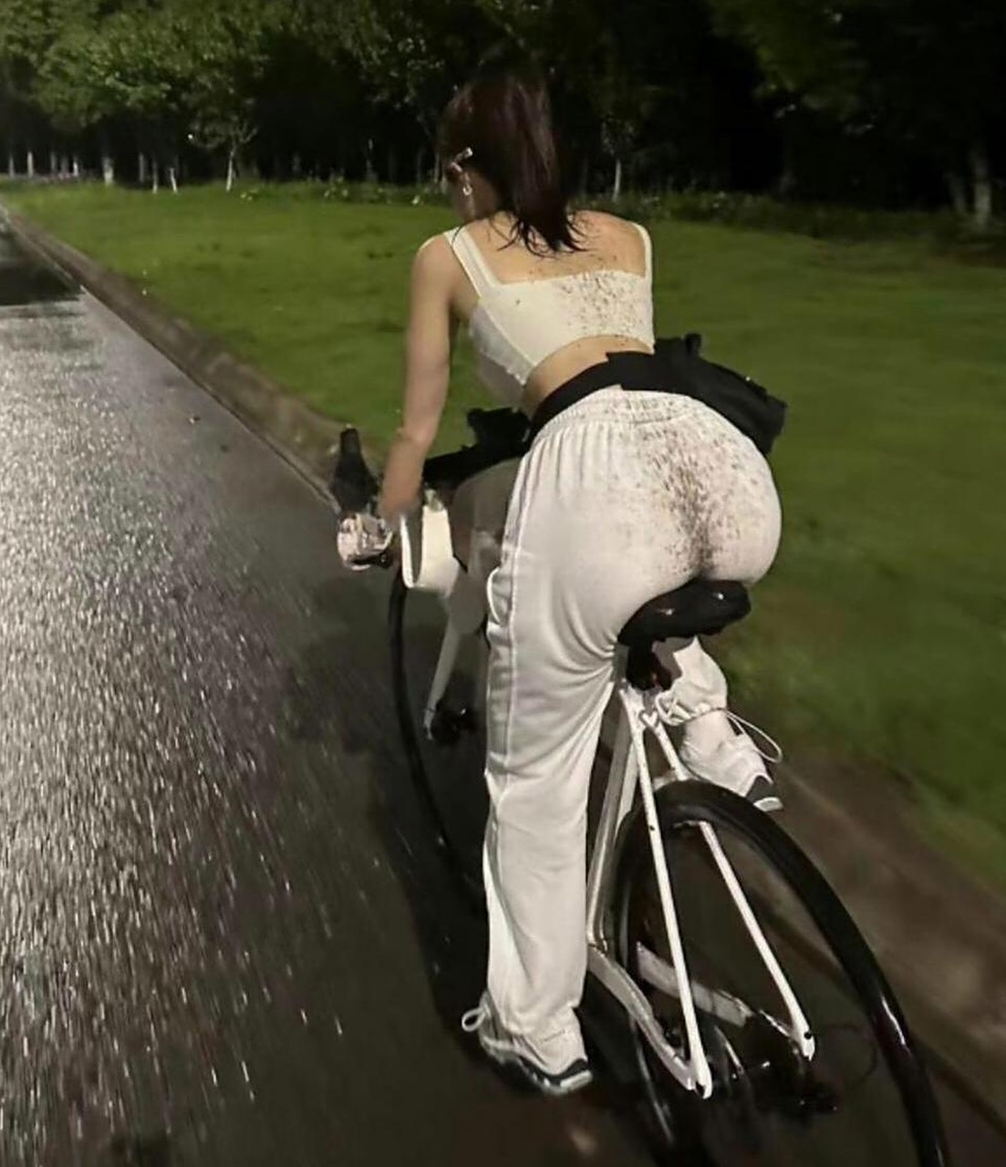 我也经常骑车,因为膝盖疼骑车能恢复恢复,也能减肚子上的肉,有时碰见