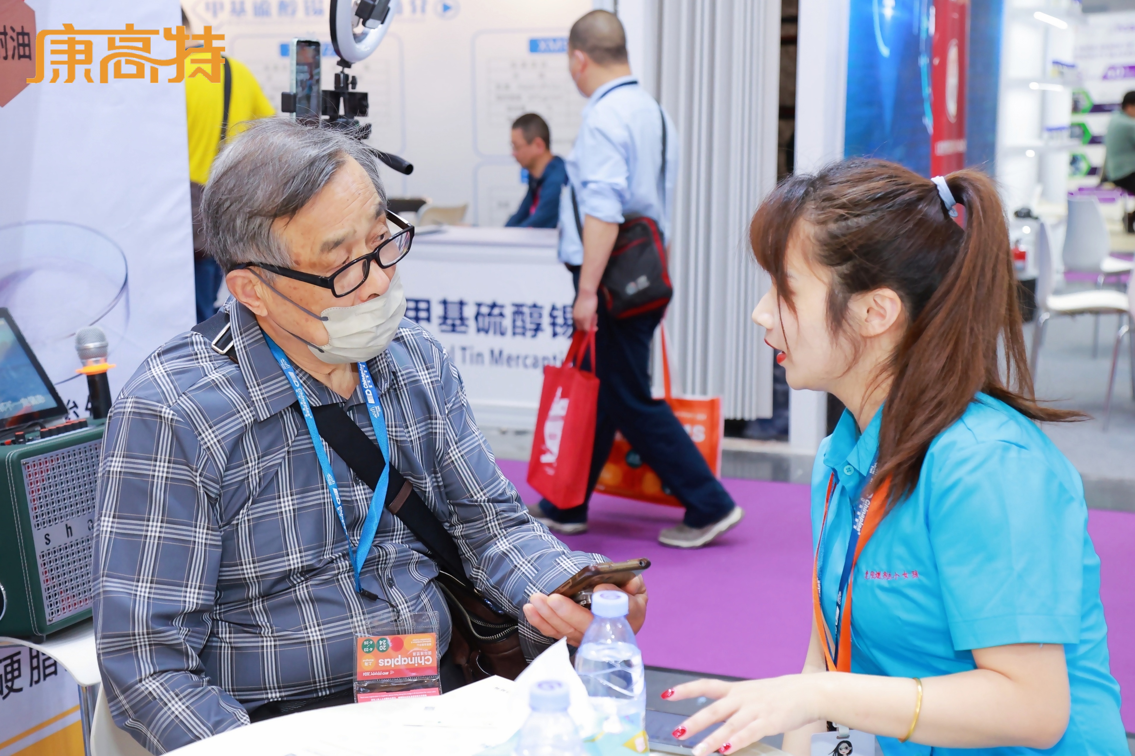 卖阻燃剂的小女孩在深圳国际橡塑展