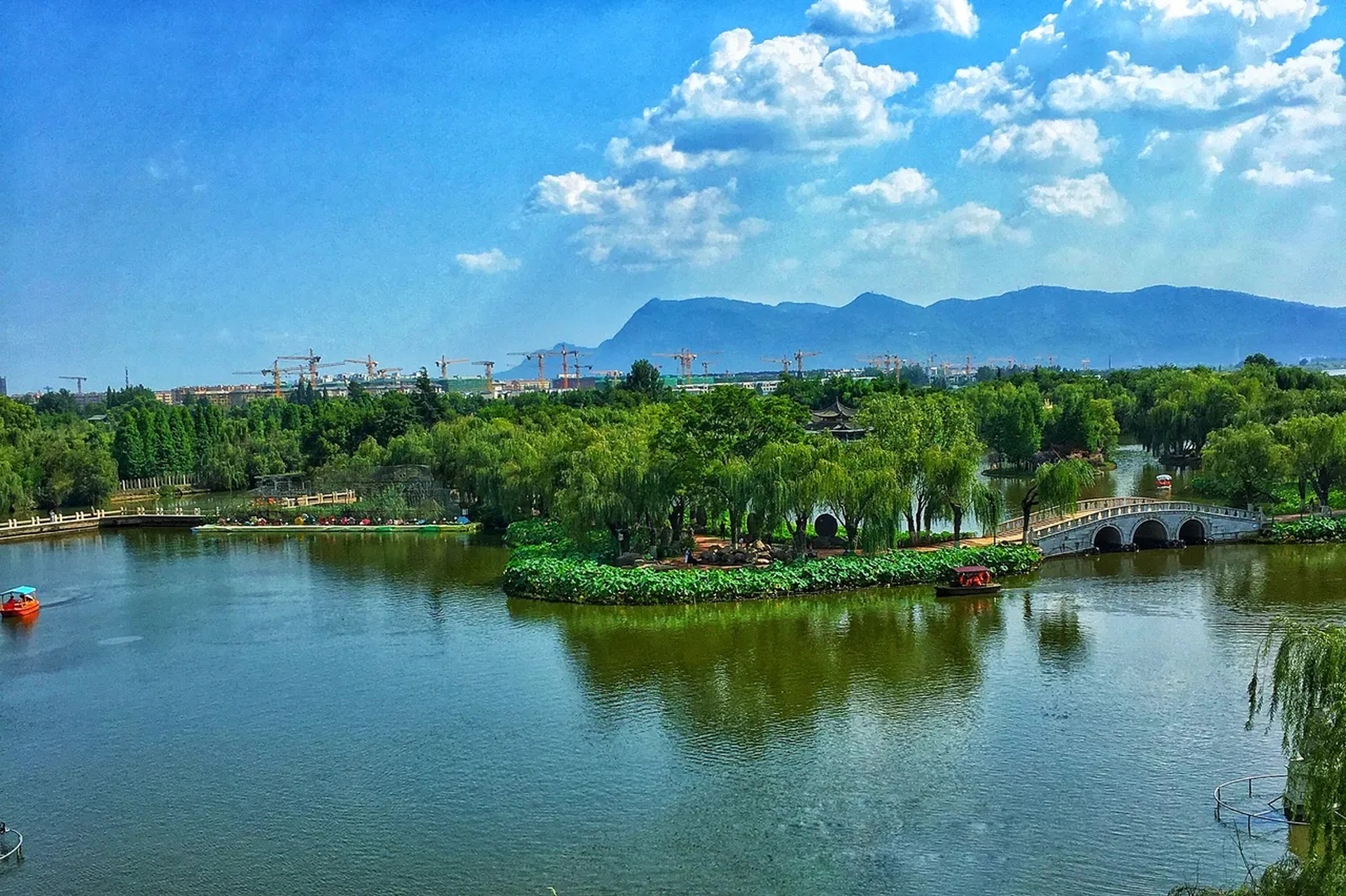 不通年代的四张图,展示了站在大观楼上远眺西山草海的风景:  92 第