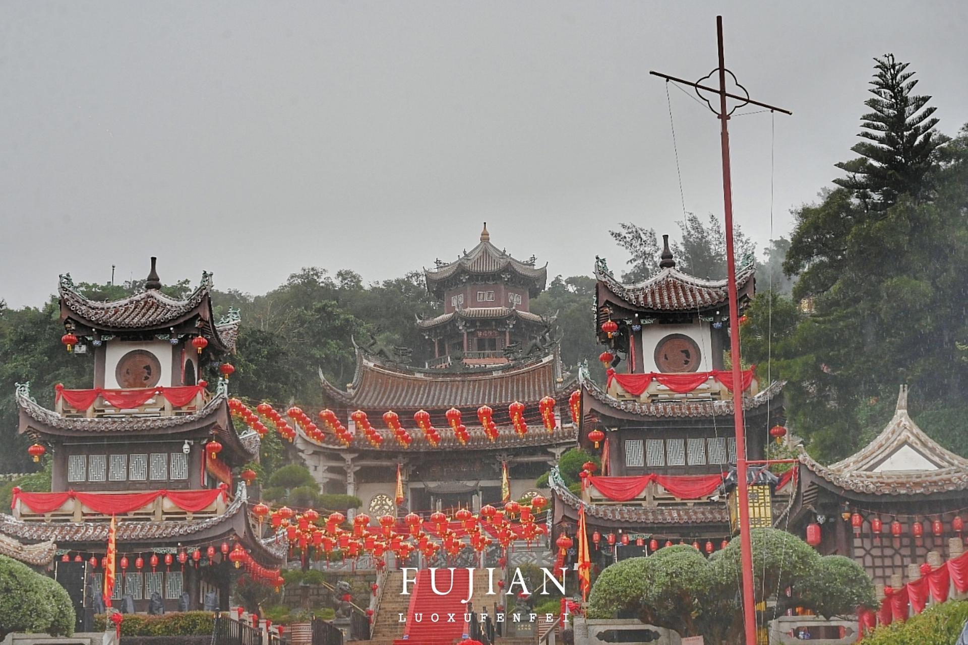 莆田湄洲岛妈祖庙是全球3亿信众的心之所向,妈祖在这里出生,成长至