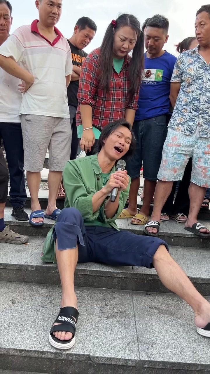 小伙唱歌路人围观