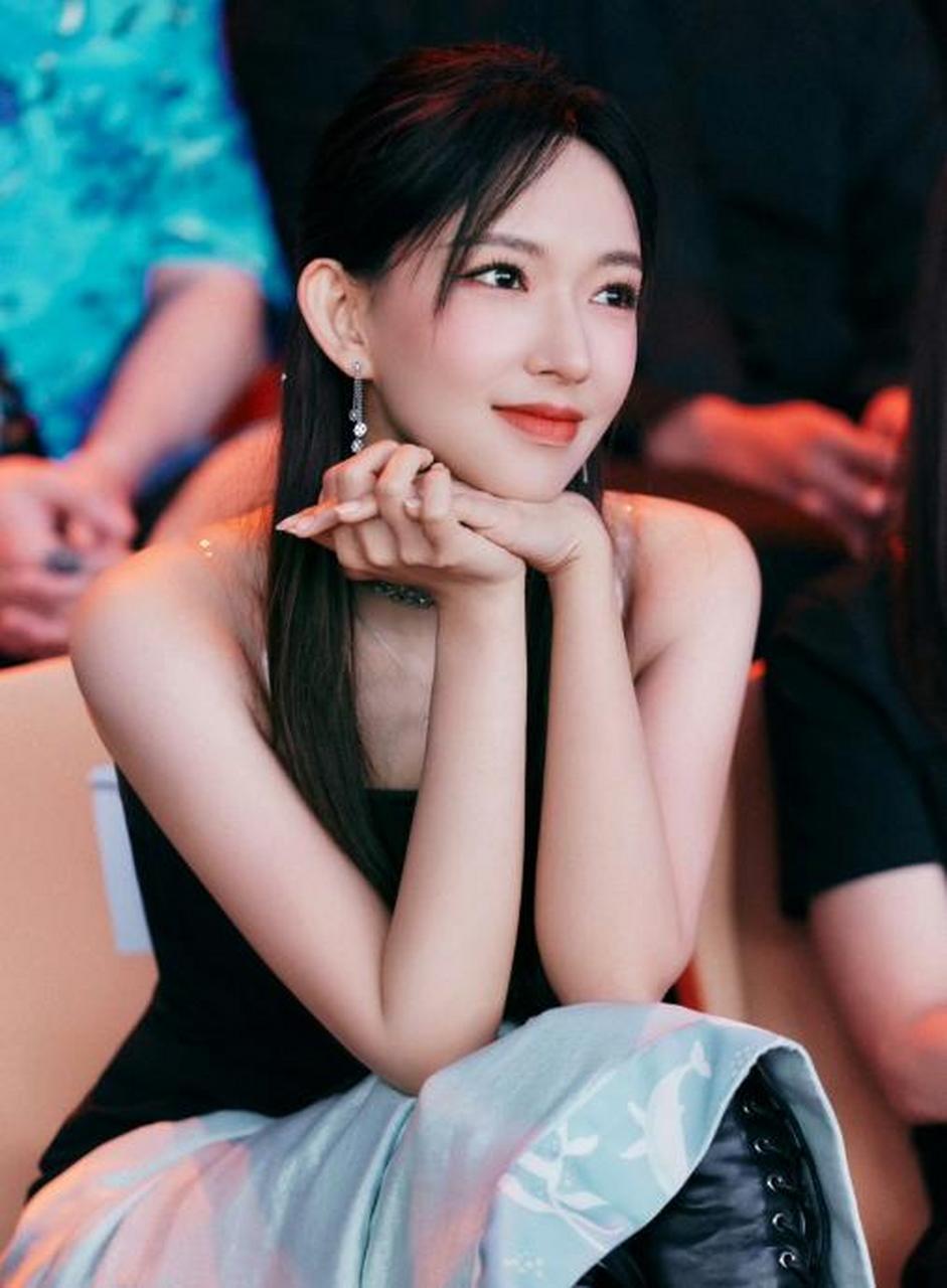 程潇出席oppo find n3 flip全球发布会,身穿黑色抹胸裙搭配高筒长靴