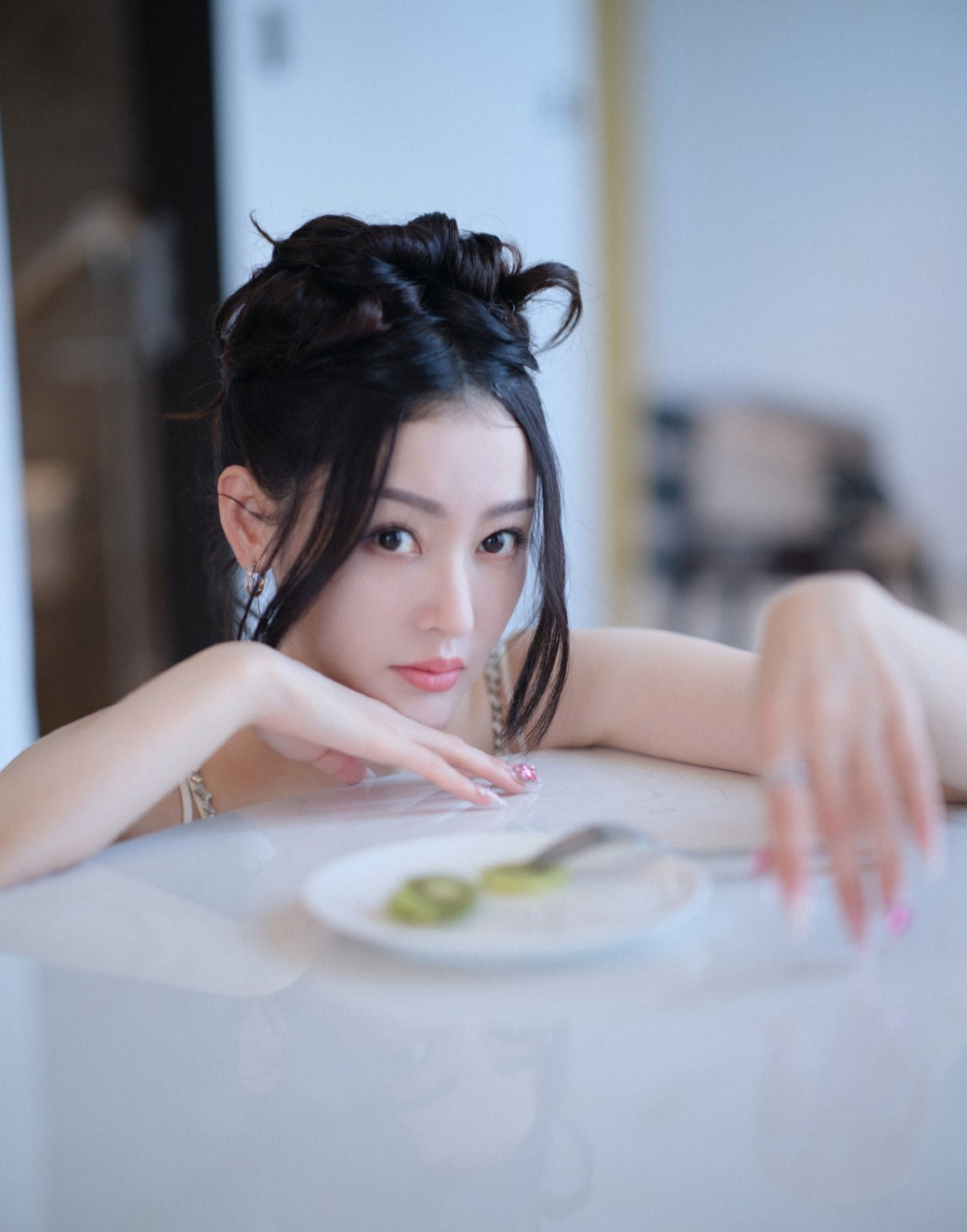 清纯妩媚,气质高雅的#张天爱# 一袭白色吊带深v礼裙,肤白貌美的容颜