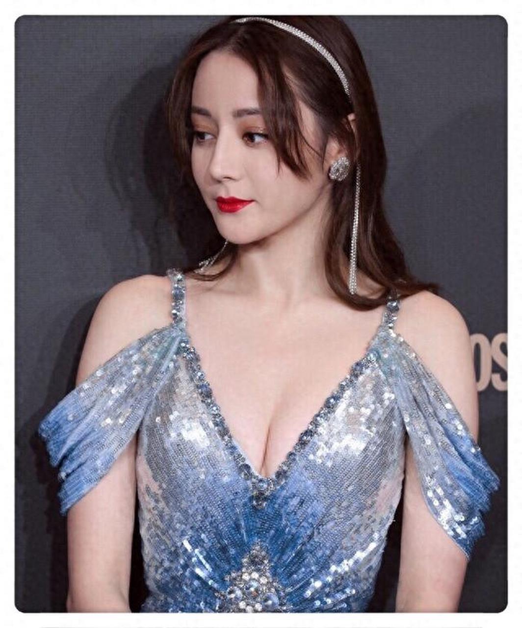 迪丽热巴蓝裙大v领开至胸下,戴流苏耳环发箍,不艳俗却显仙气