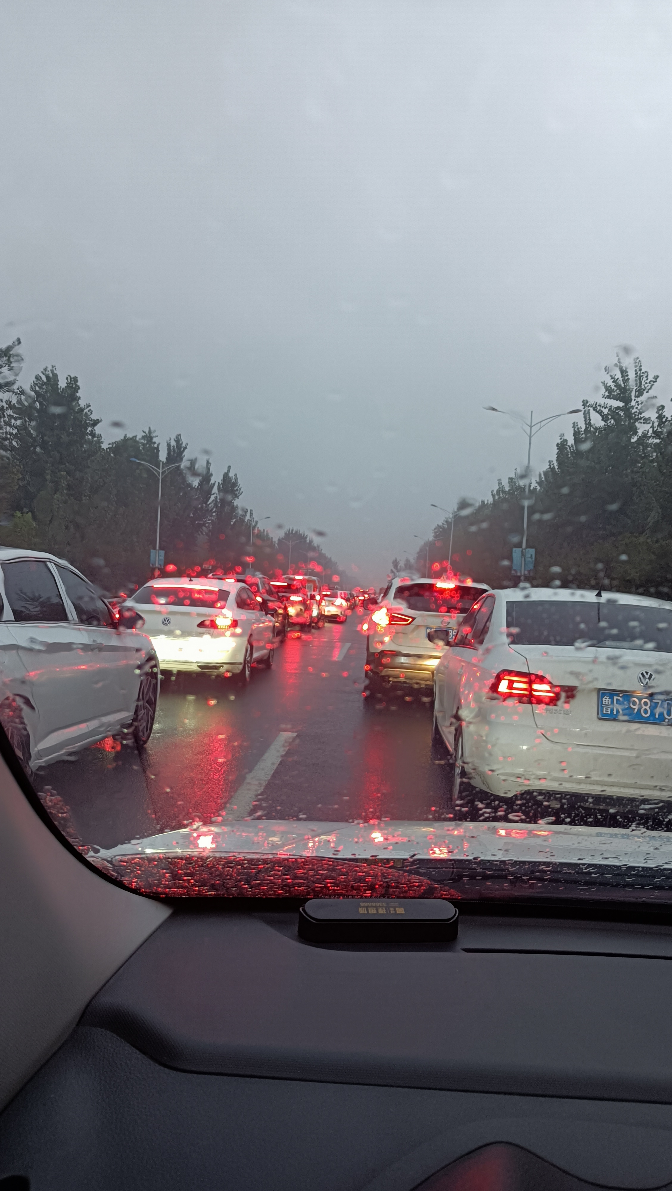 各个进城路口都堵车,虽然今天大部分单位不上班,可是快到中秋节了,这