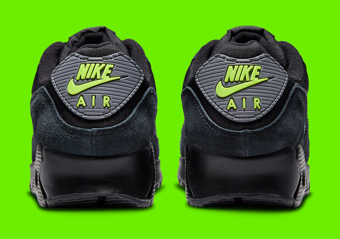 nike air max 90融合了柔和的色调和充满活力的霓虹绿品牌标志