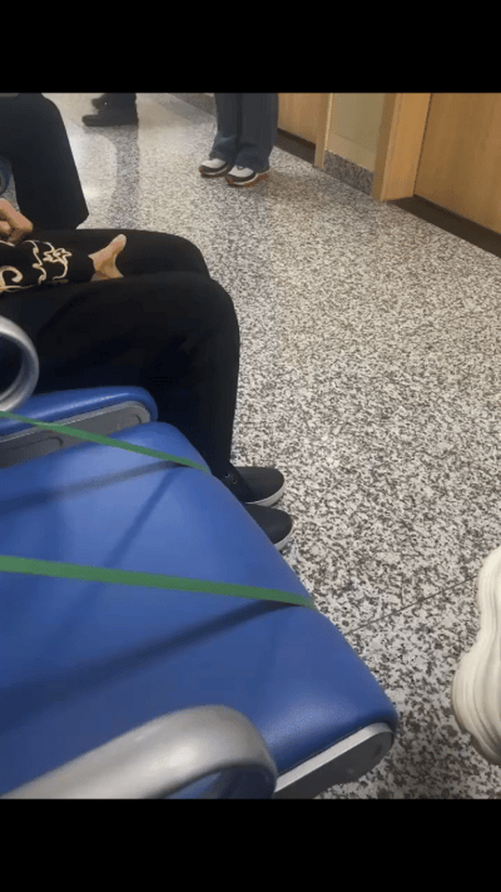 北京,邻座老奶奶一直晃椅子,女生不耐烦就"啧"了一声.