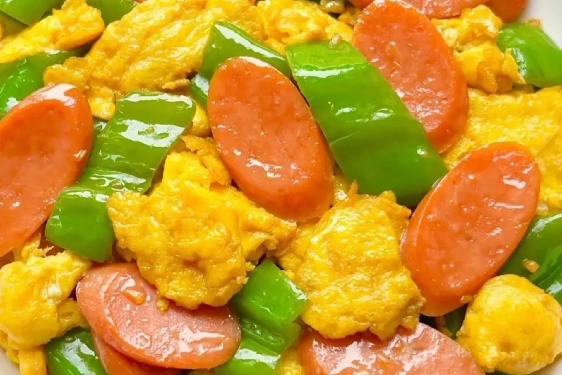 青椒火腿炒鸡蛋  食材:青椒,火腿肠,鸡蛋,蒜末.