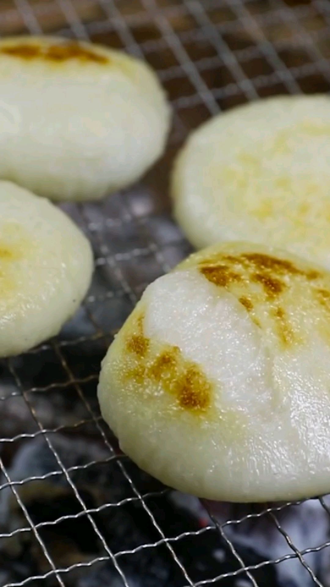 镇雄烤着吃的米糍粑,有几个人吃过?-度小视