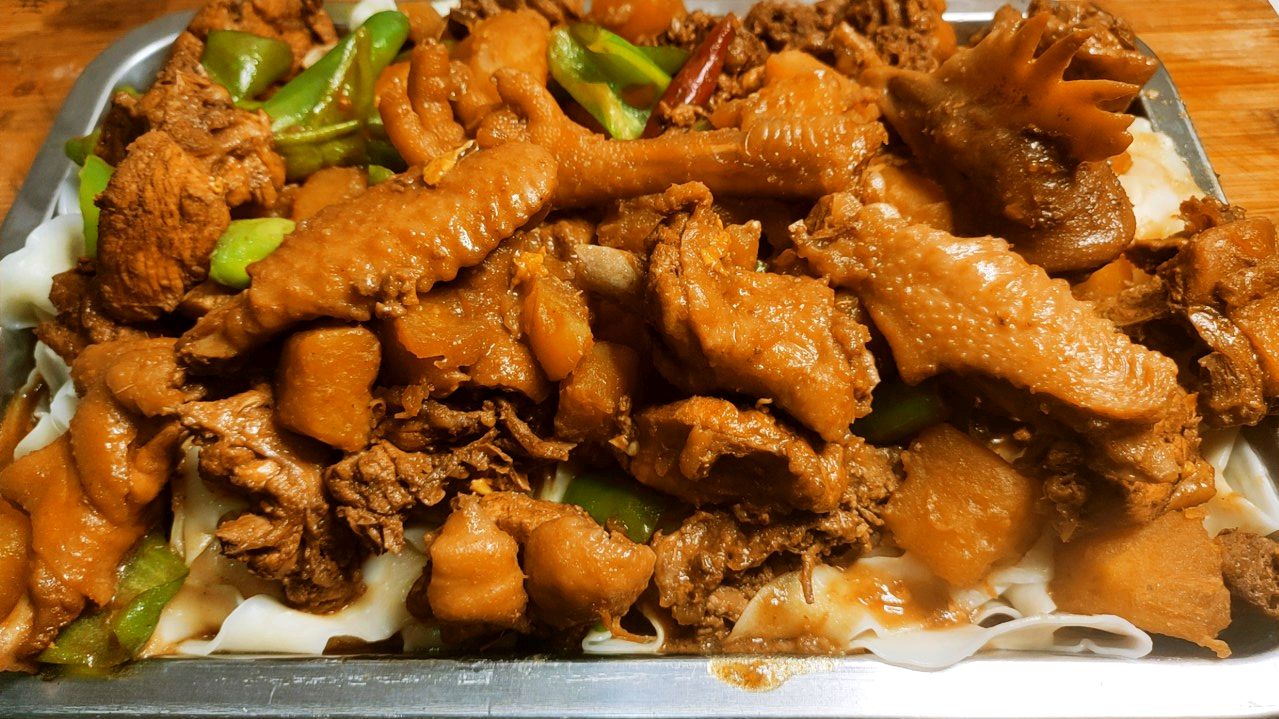 这才是新疆大盘鸡的正确做法，鸡肉软烂脱骨，出锅三斤不够吃