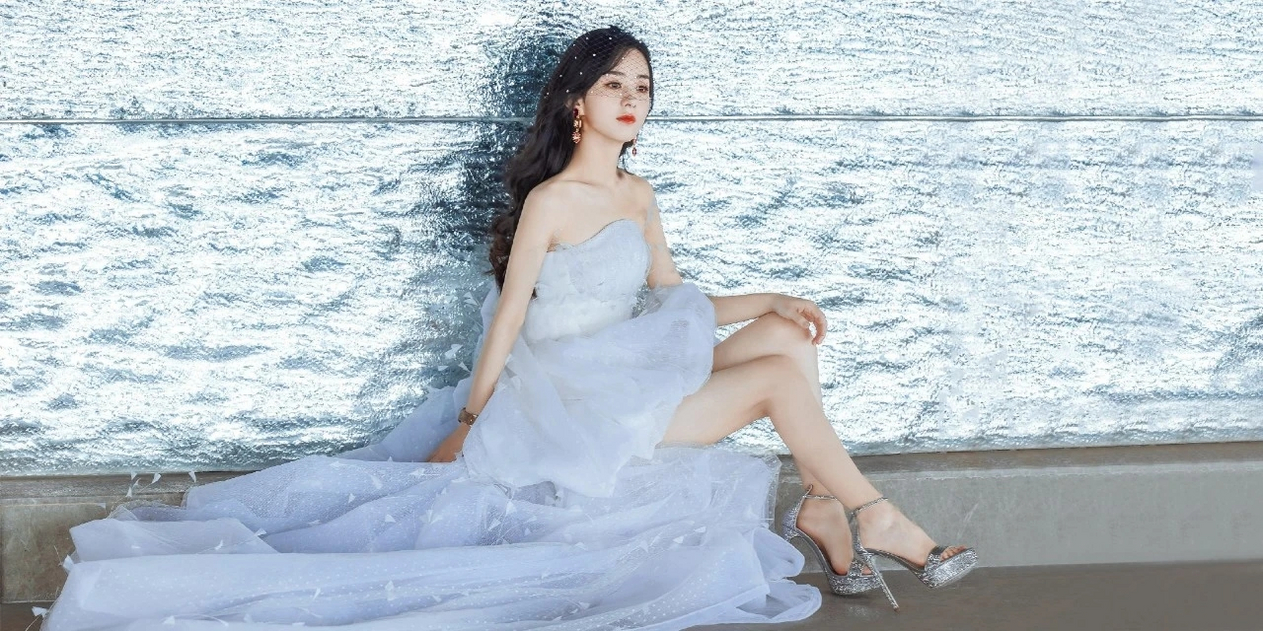 赵丽颖蓝白抹胸纱裙. 露出漂亮的锁骨和颈部. 长发披肩尽显成熟魅力.