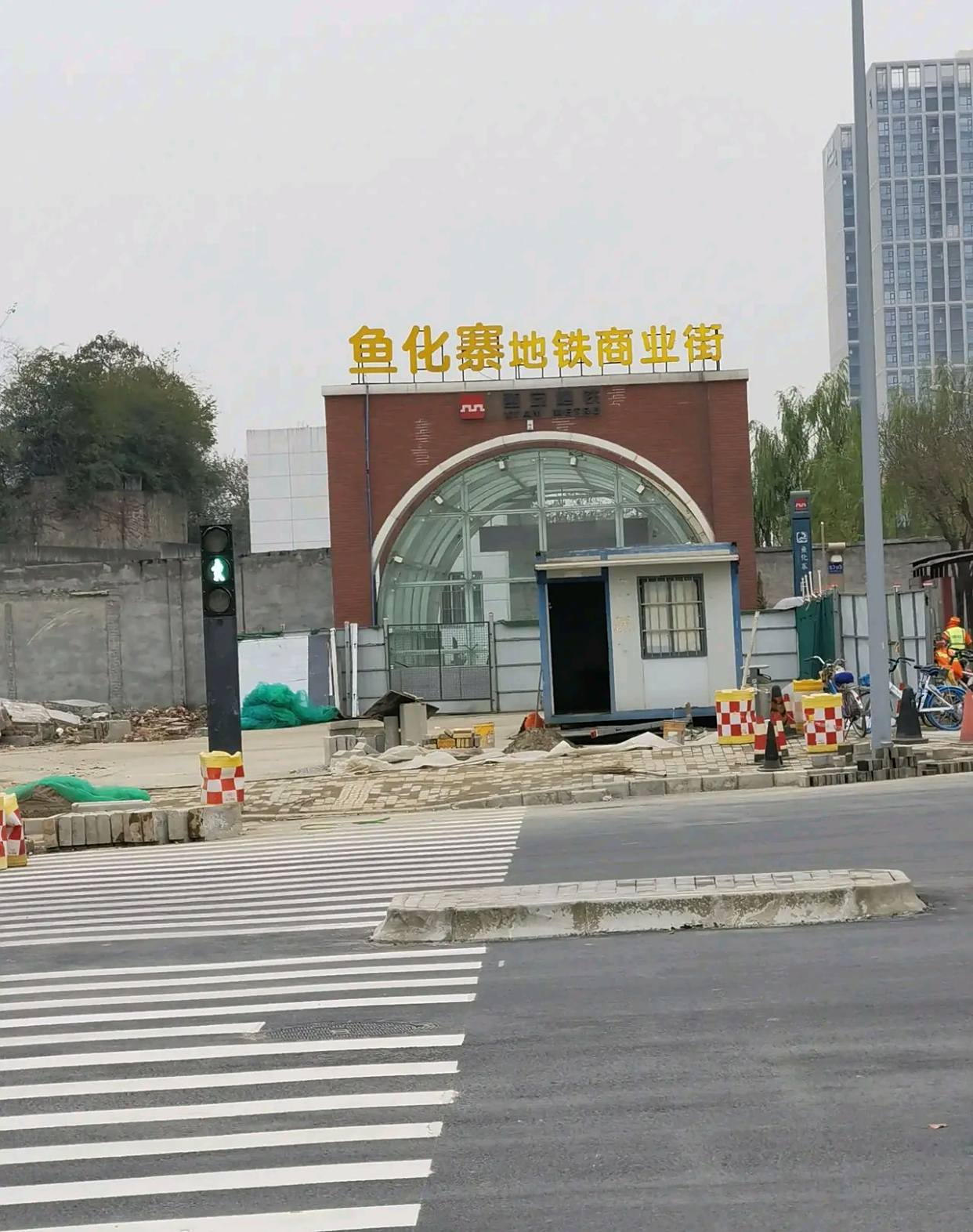 西安鱼化寨地铁商铺,近半数关门生意太难做了,对此大家怎么看?