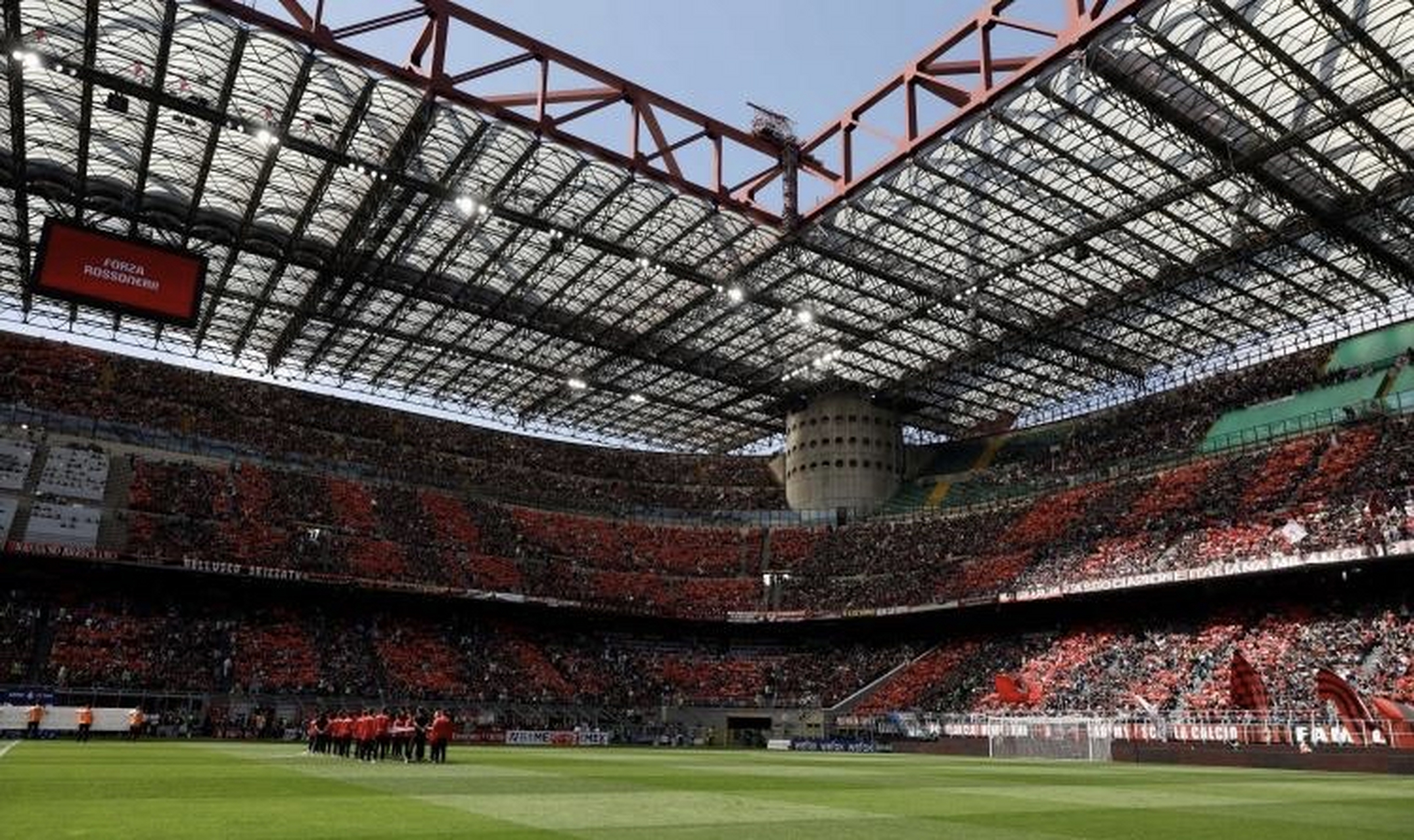 圣西罗球场焕发荣光,米兰vs维罗纳之战再度引爆热情!