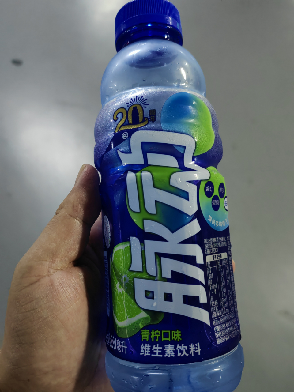 一瓶脉动水,楼下超市卖5块,楼上食堂卖6块.