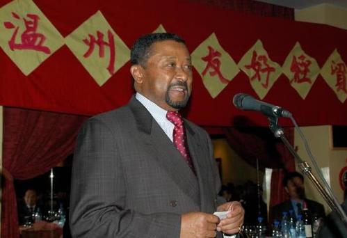 让.平:父亲是浙江人,娶了总统女儿,以加蓬外长身份回乡祭祖