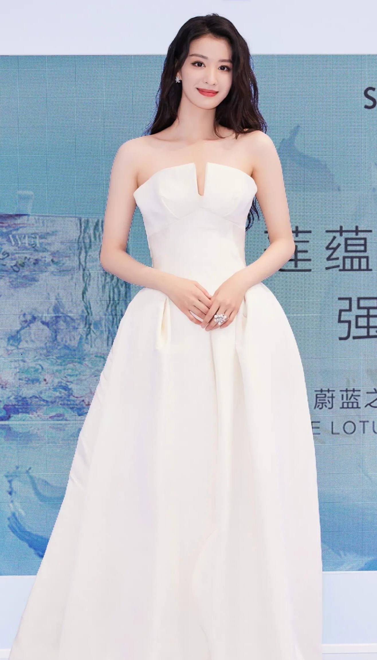 王楚然肌肤胜雪,杨柳细腰,美若天仙