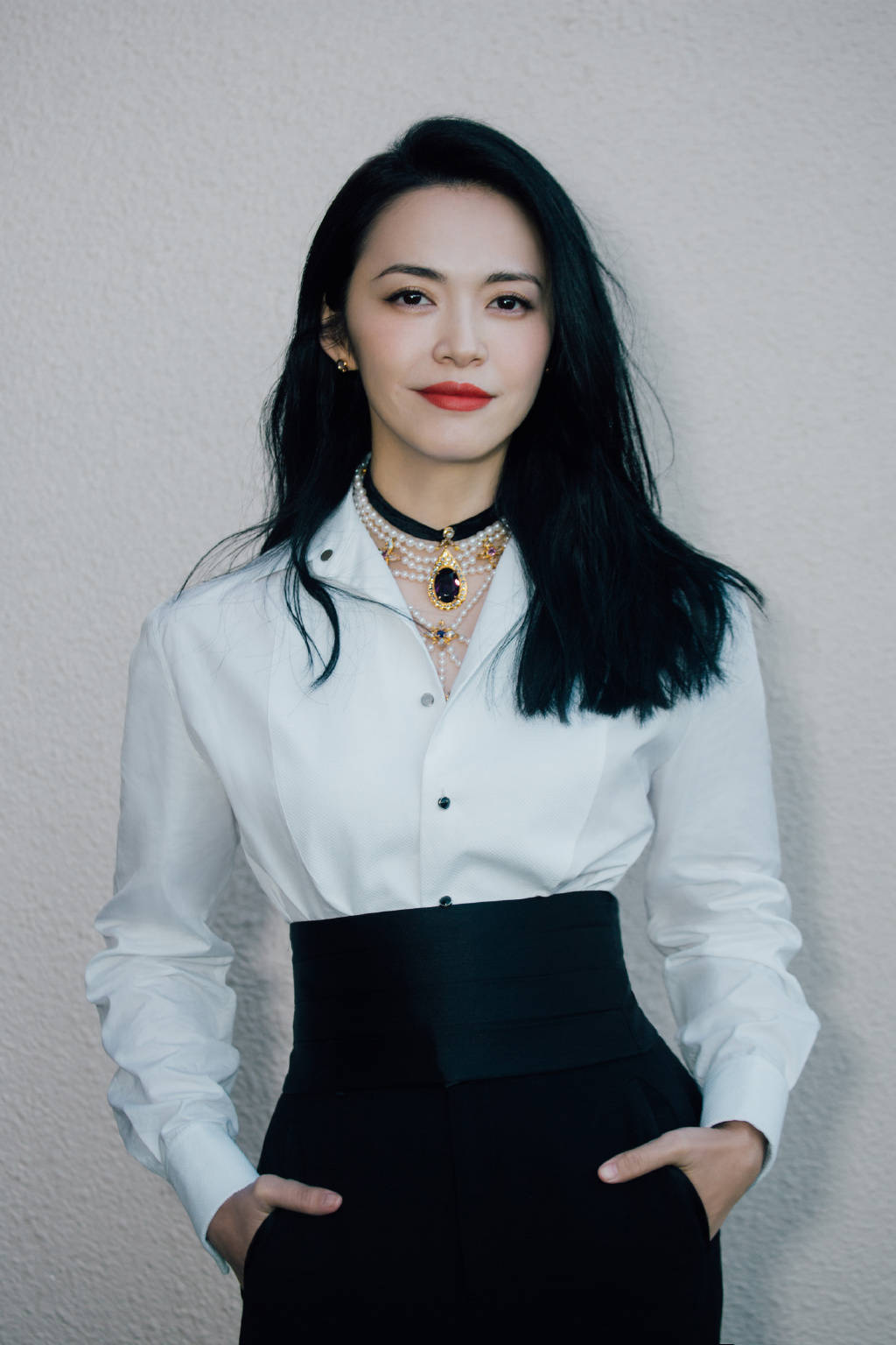 姚晨穿白衬衫,搭配印花裙,尽显优雅女人味