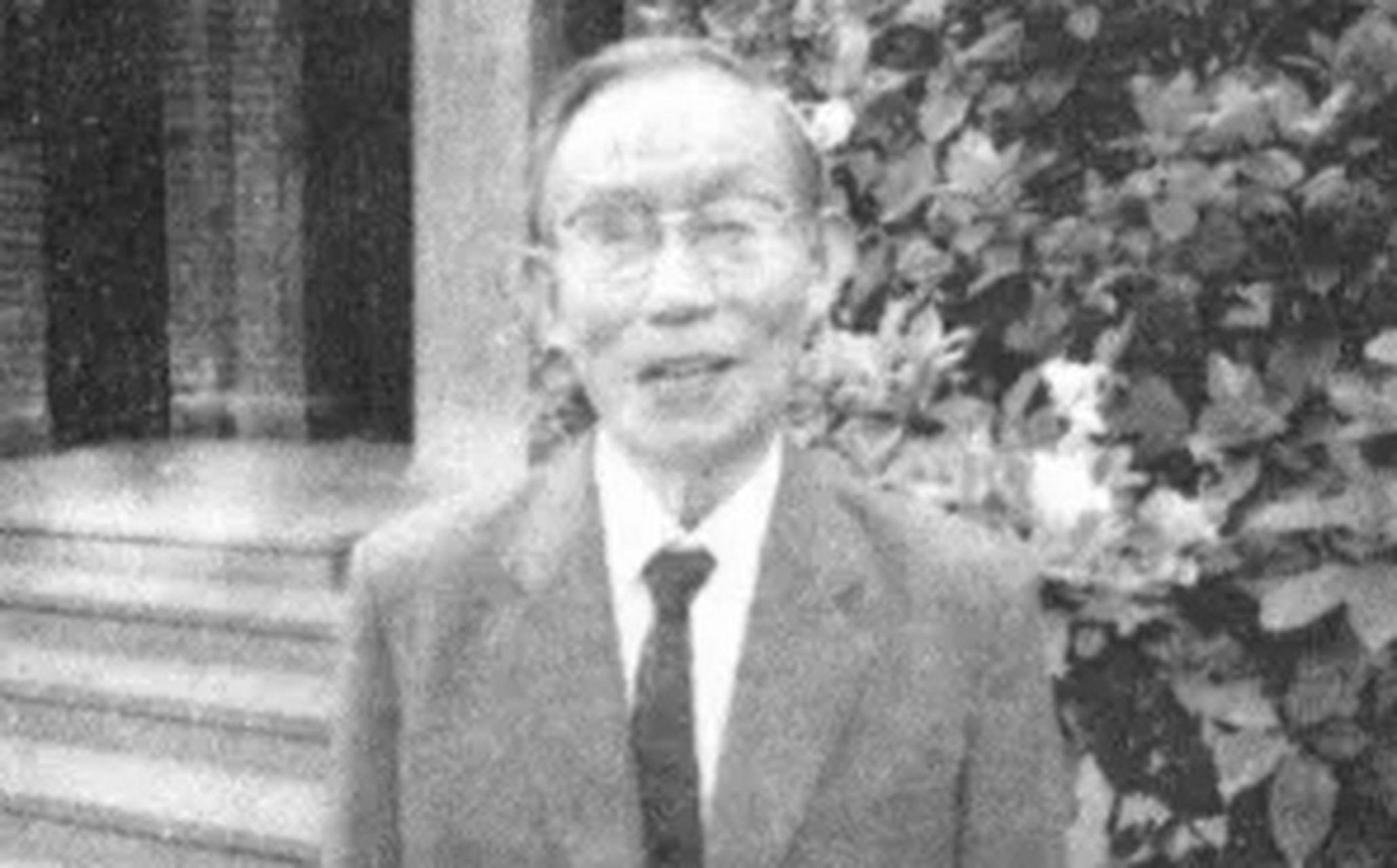 1952年,时任军区副司令员的李文清将军返回自己的故乡,前妻跪在地上向