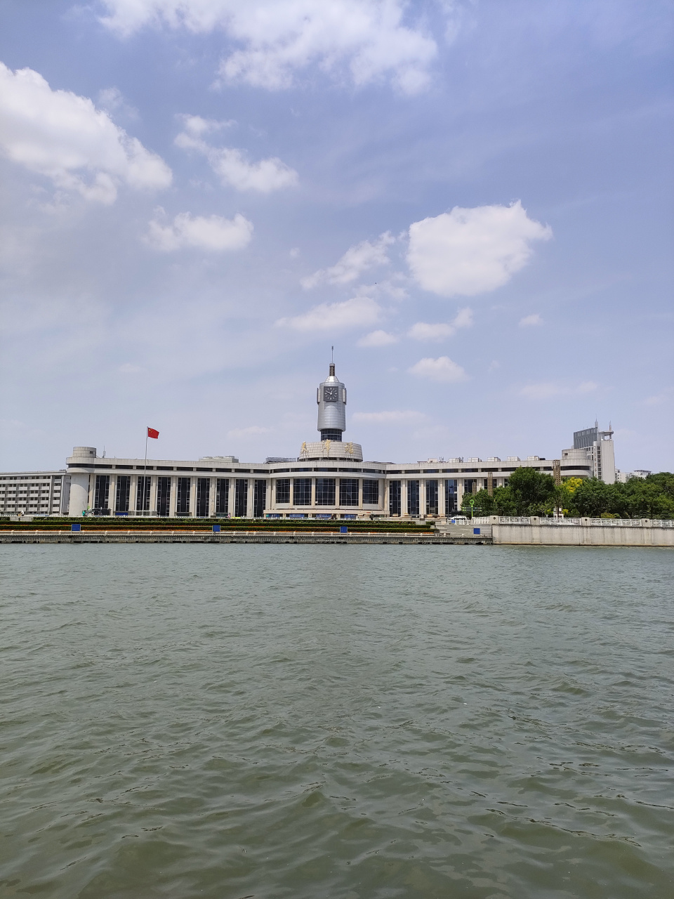 今天来天津站送人了,南广场空荡荡的,看不见几个人.