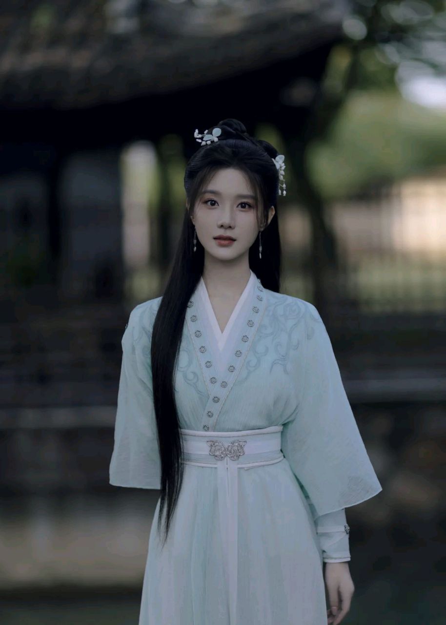 不管是出场时的女扮男装,还是后来以女装面对李莲花,陈意涵对角色的