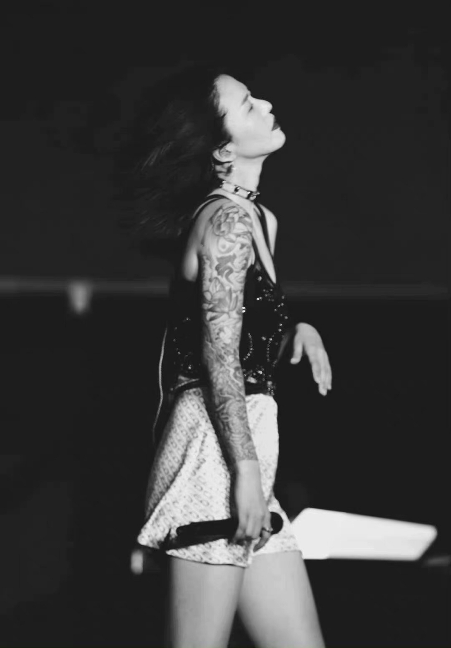 谭维维真不该纹这样的大花臂,白花花的手臂不比这样好看多了,搞这么