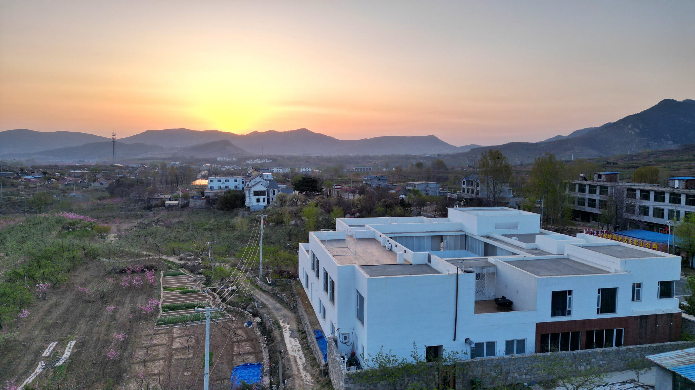 蒙山脚下,沂蒙云舍;迎着朝阳,嗅着花香.寻到这处民宿,放松一下身心.