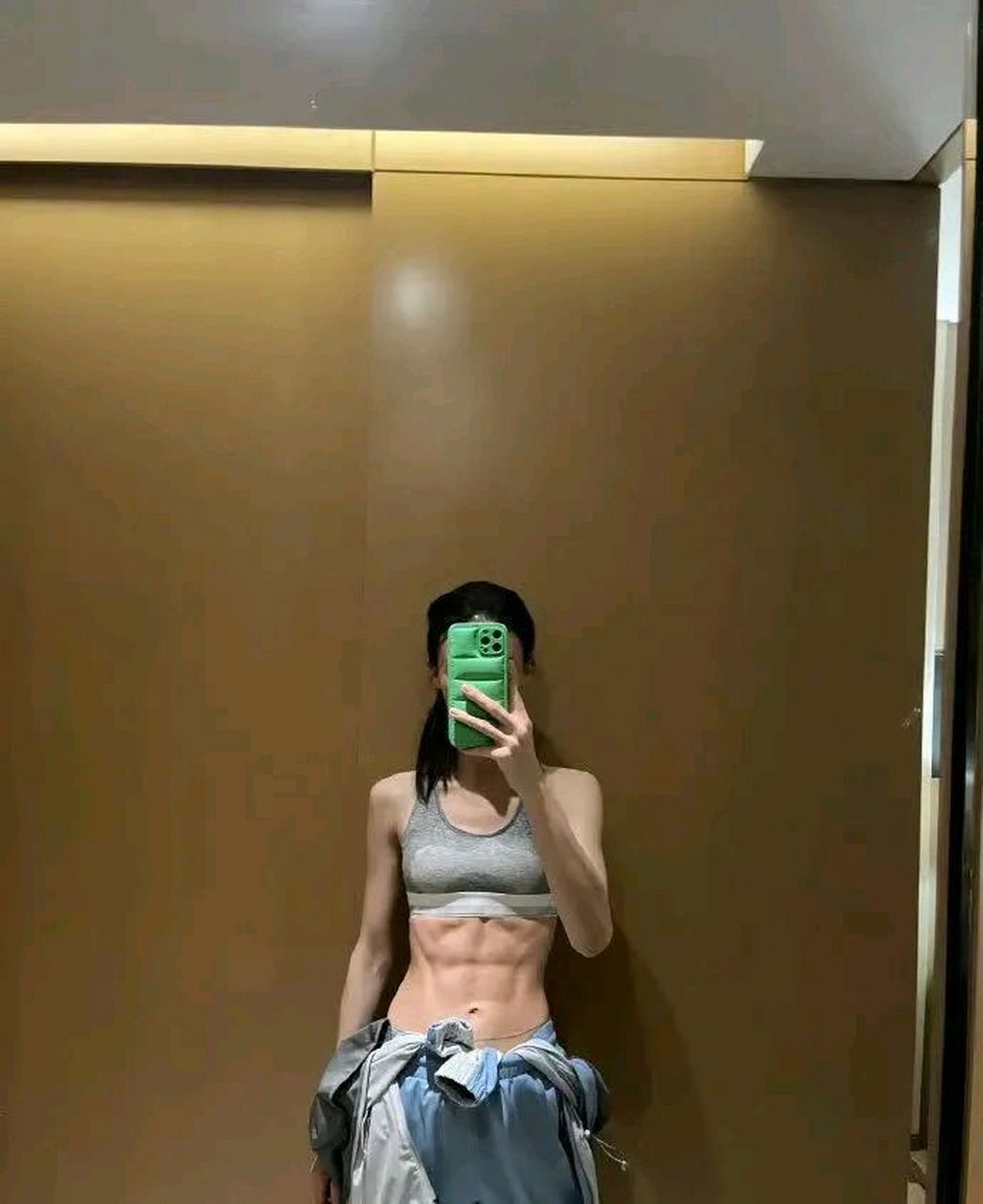 金晨icon真是太自律了,这巧克力般的腹肌icon,足足四块!