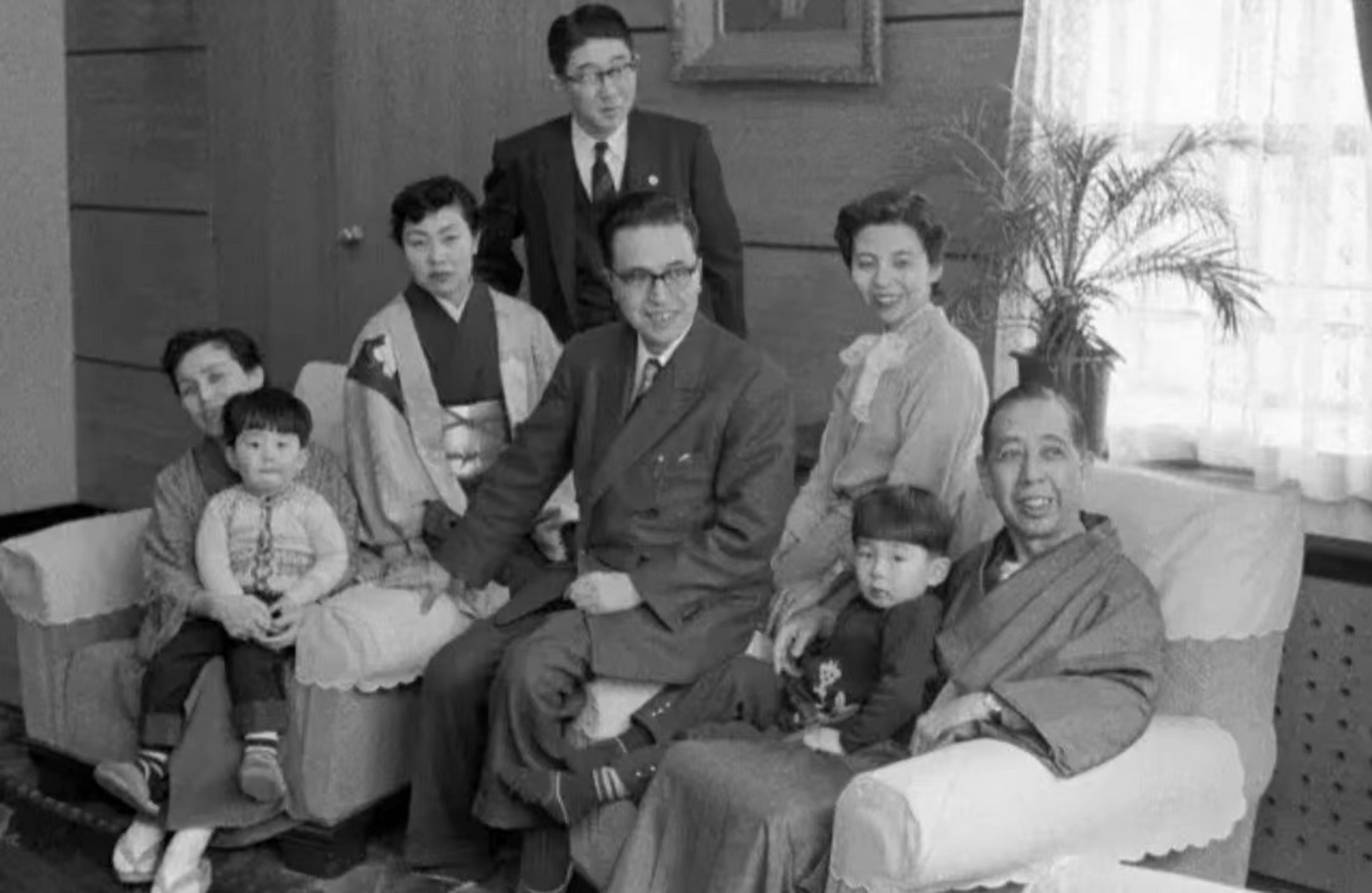 童年时的安倍晋三与外祖父岸信介的合影,从照片中可以看得出来,岸信介