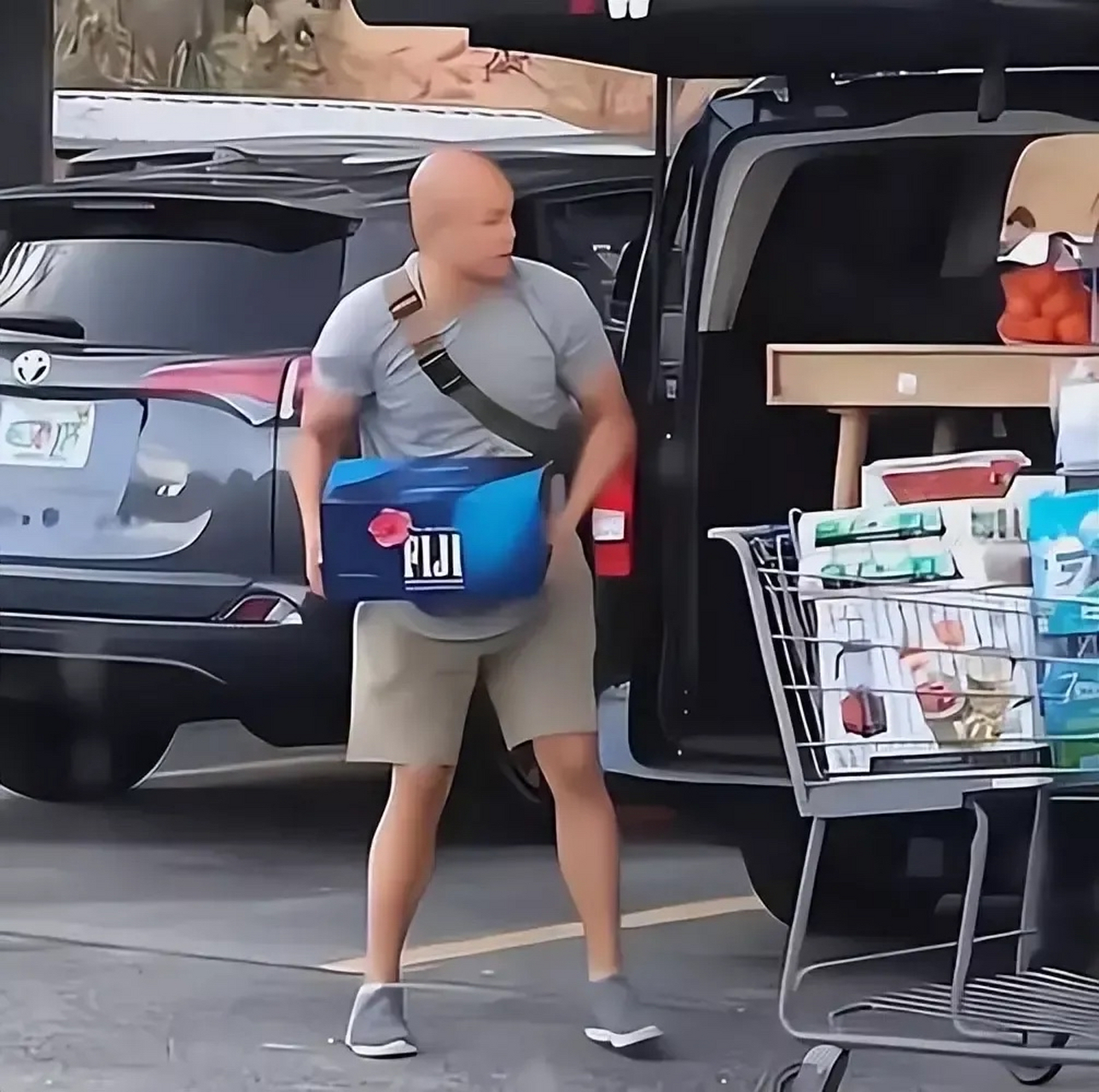 48岁主持人乐嘉现状:在美国住别墅,开豪车,过着奢华生活!