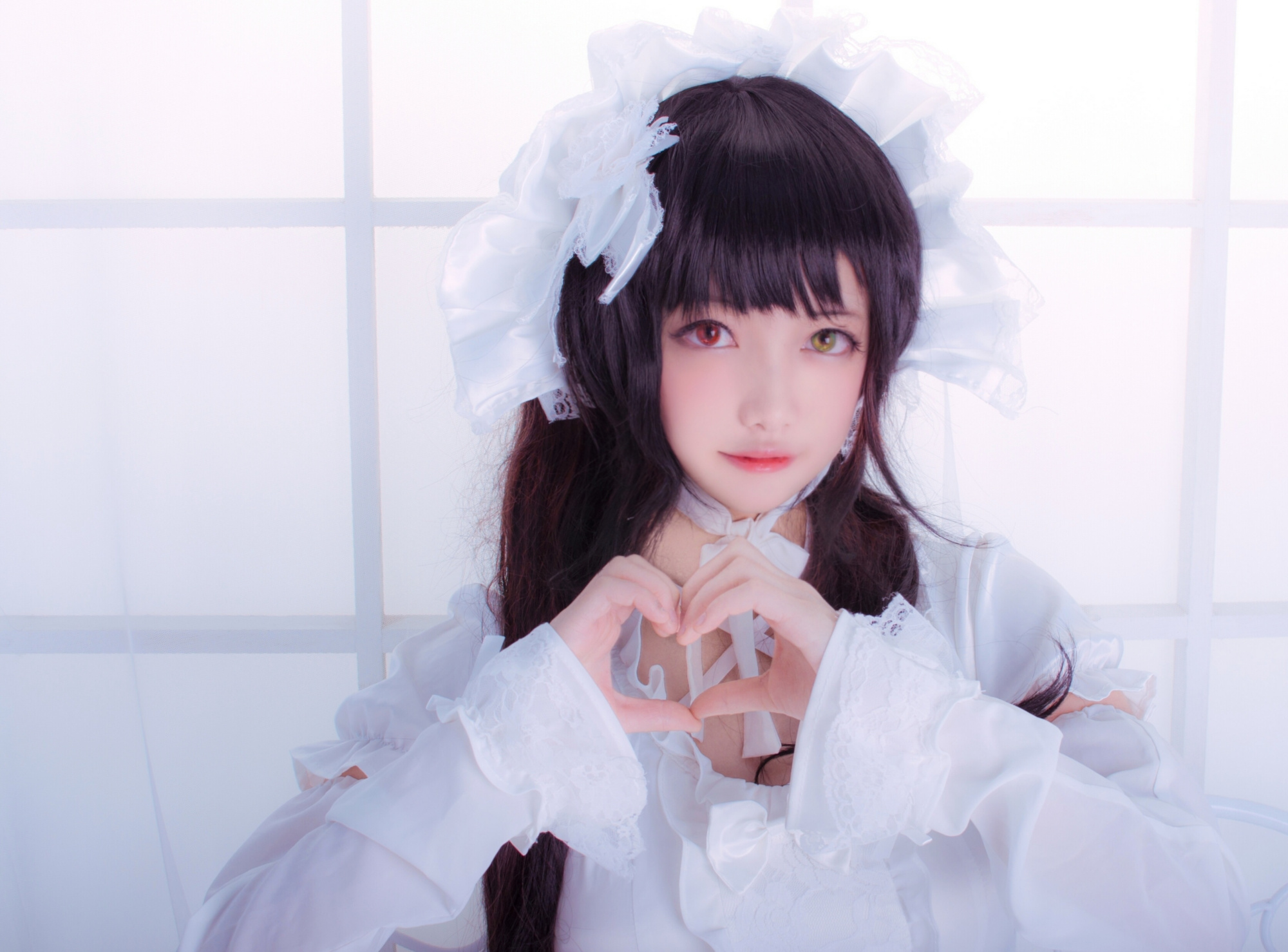 cosplay:一身纯白洛丽塔的时崎狂三与未成年的coser,有种纯纯的美