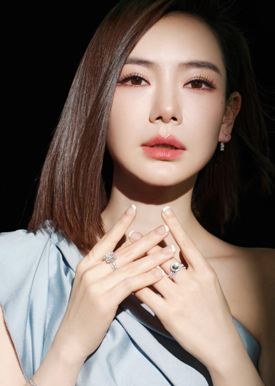 戚薇# 肤白貌美的容颜,清纯妩媚的眼神,眸光拨动浪漫涟漪,让人怦然