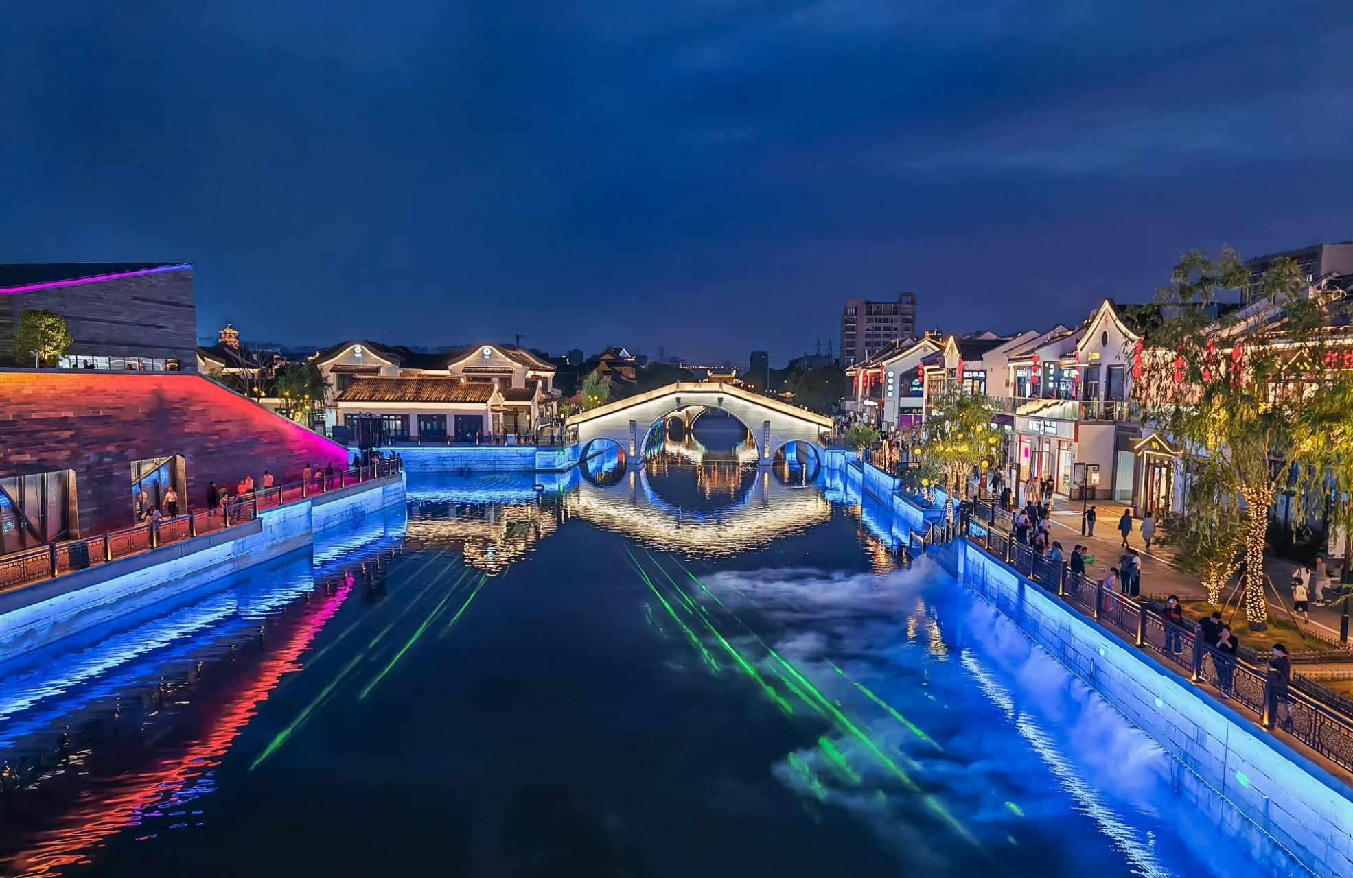 初夏,流光溢彩的无锡梅里古镇.