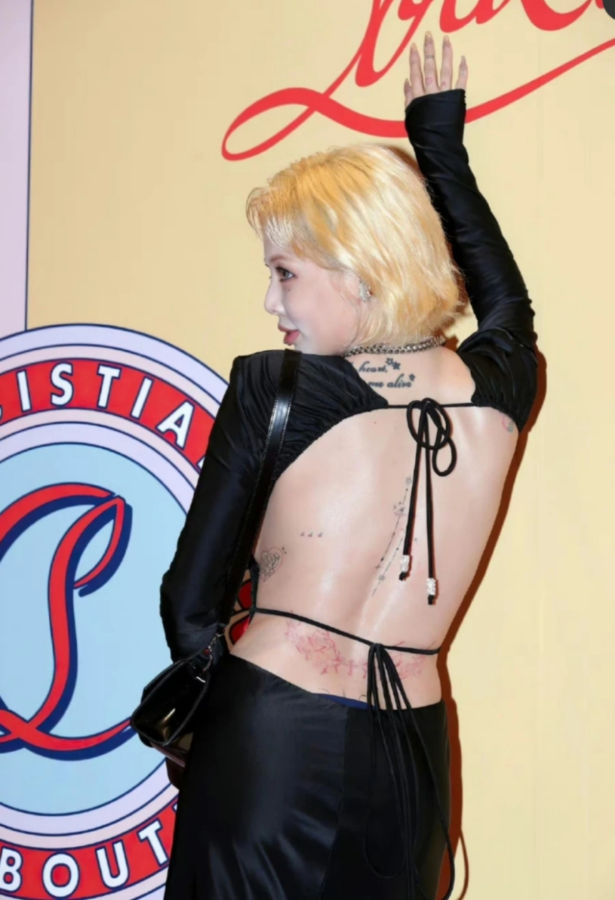 泫雅黑色露背装,尽然短发配大浓装,感觉有点病态美!