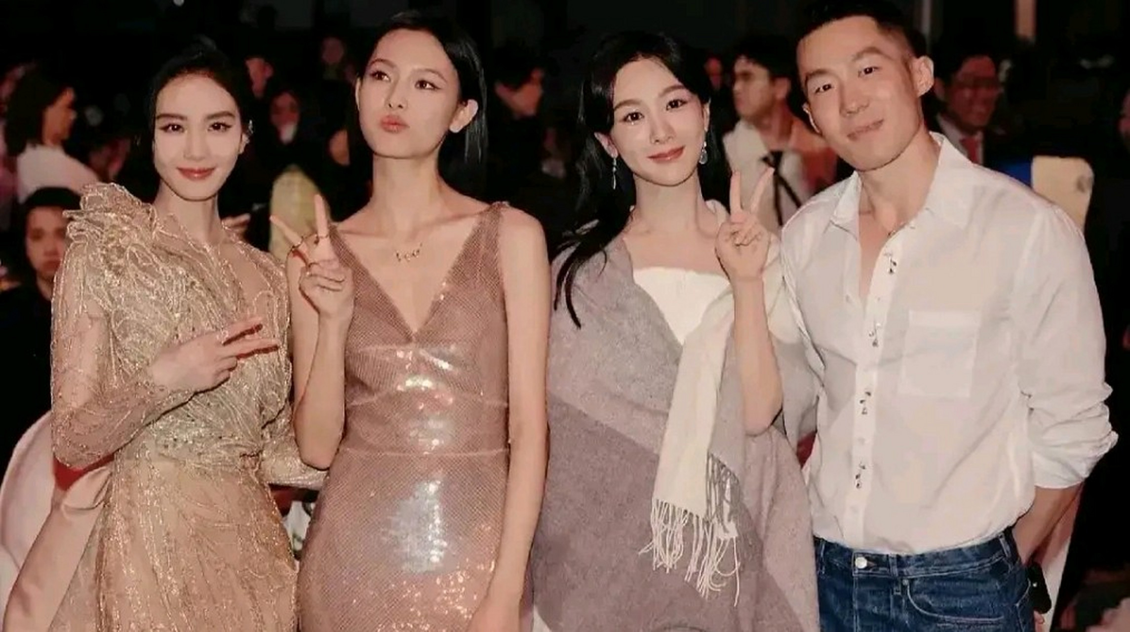 ellw内场刘诗诗和杨紫同框合照 虽然刘诗诗年纪涨杨紫几岁,但是状态的