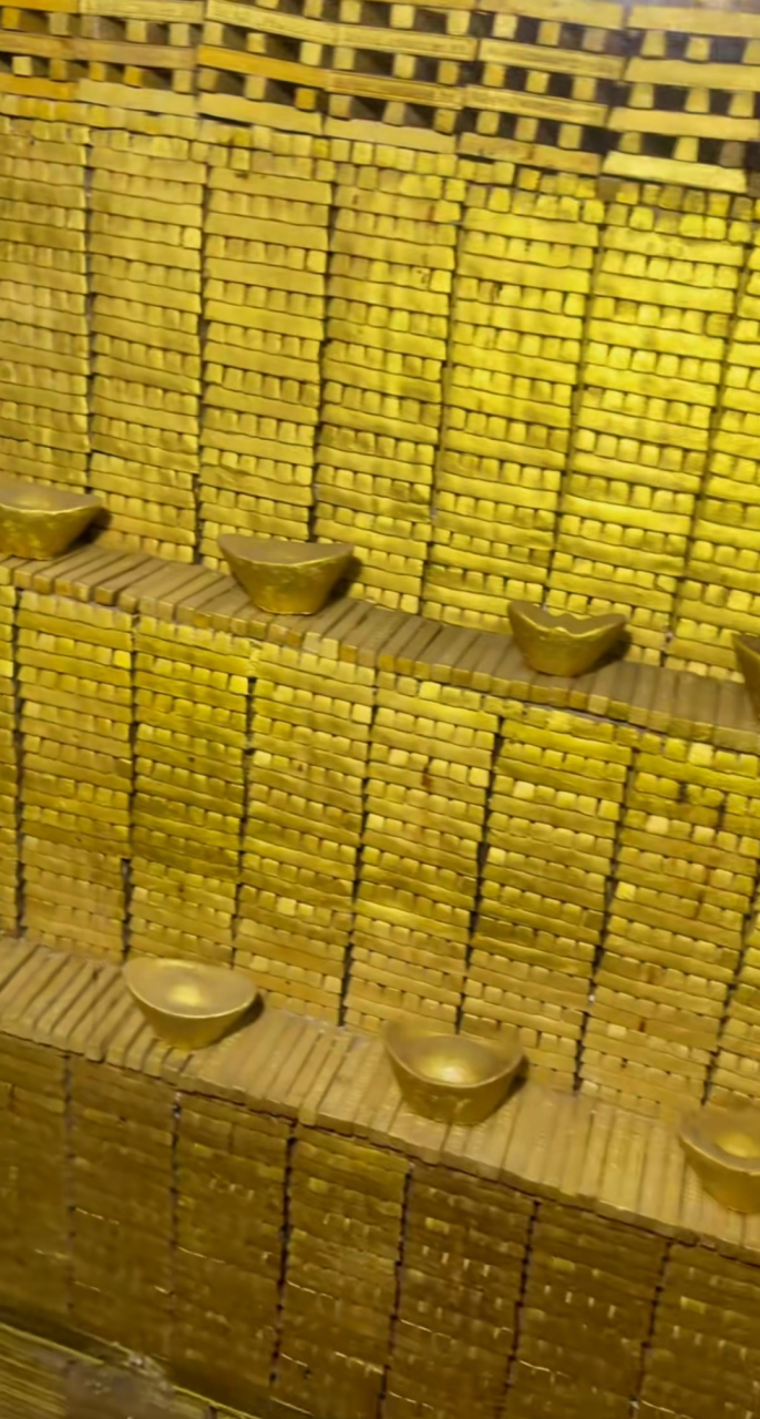 这是哪家的金库,沉睡已久的地下金库,里面财宝堆积如山,金条,金砖