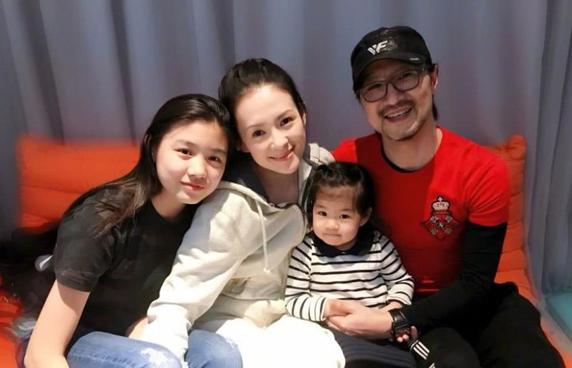 章子怡亲儿子亲出双下巴,出差不舍儿子使劲抱,嫁汪峰太幸福