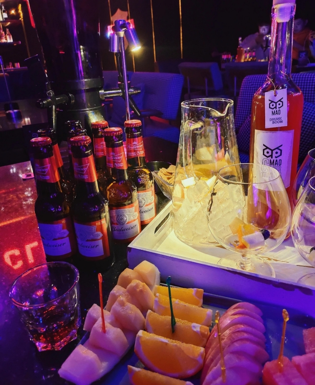 昨晚,女老板带我去见客户,在酒吧喝很多酒,也点了几杯水