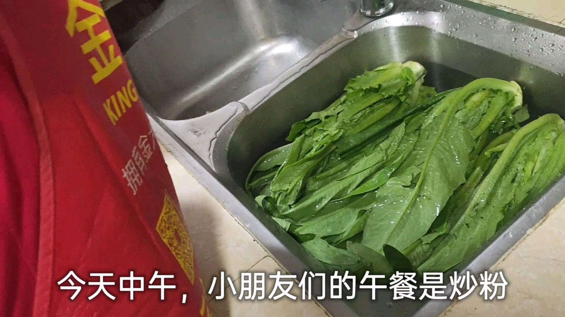 校外托管餐前准备工作,阿姨们是怎么做的?请进来看看