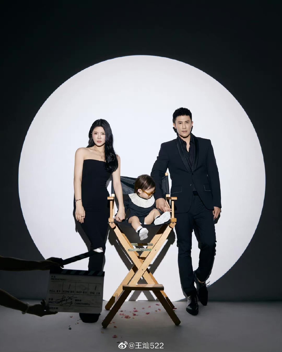 组图：杜淳妻子王灿晒全家福合照牵手深情对视画面温馨十足