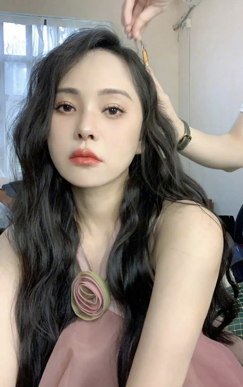 伊能静胖了,颜值反而更高了,大眼睛长卷发像个洋娃娃,看起来还很有