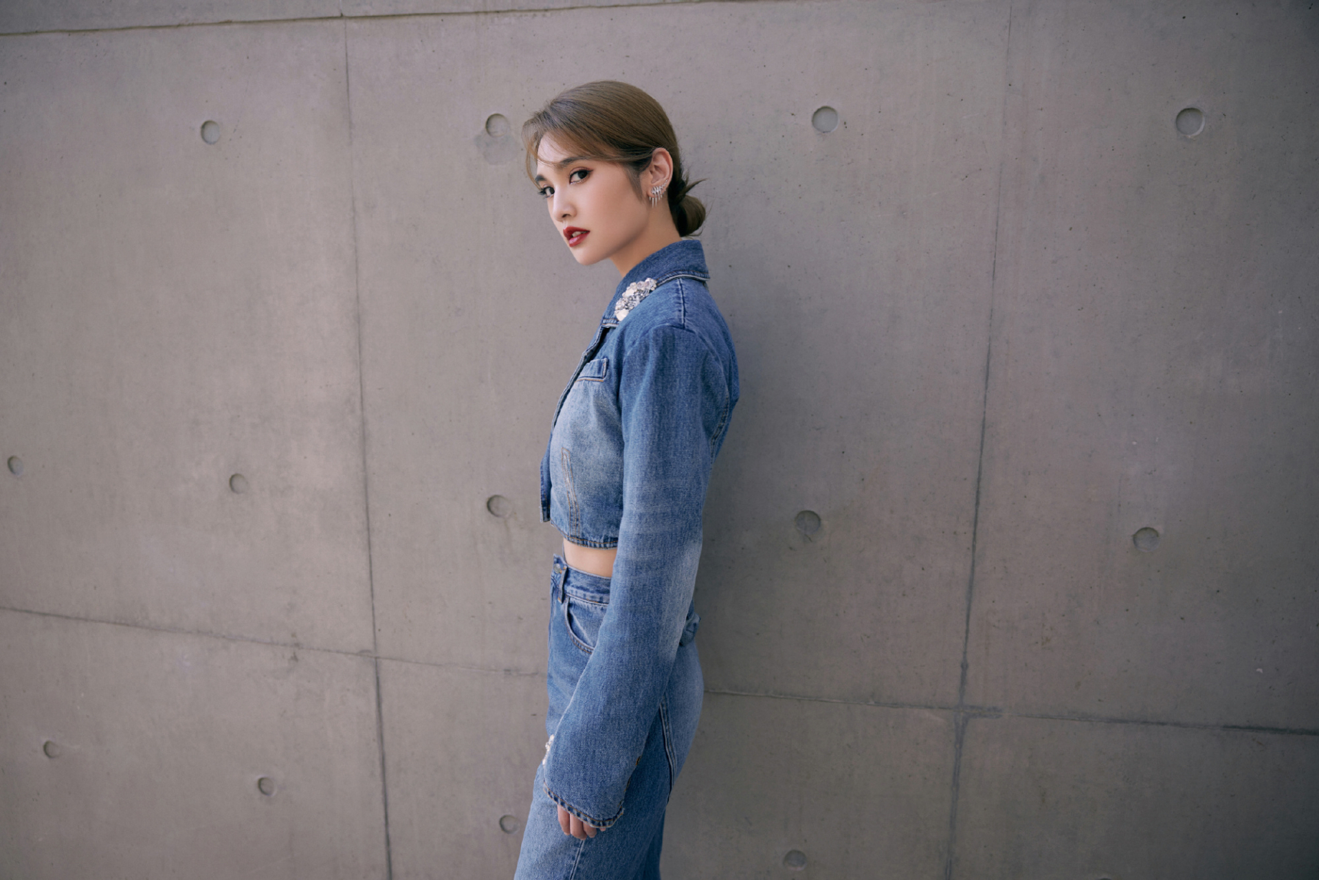 杨丞琳牛仔套装穿搭越活越年轻了