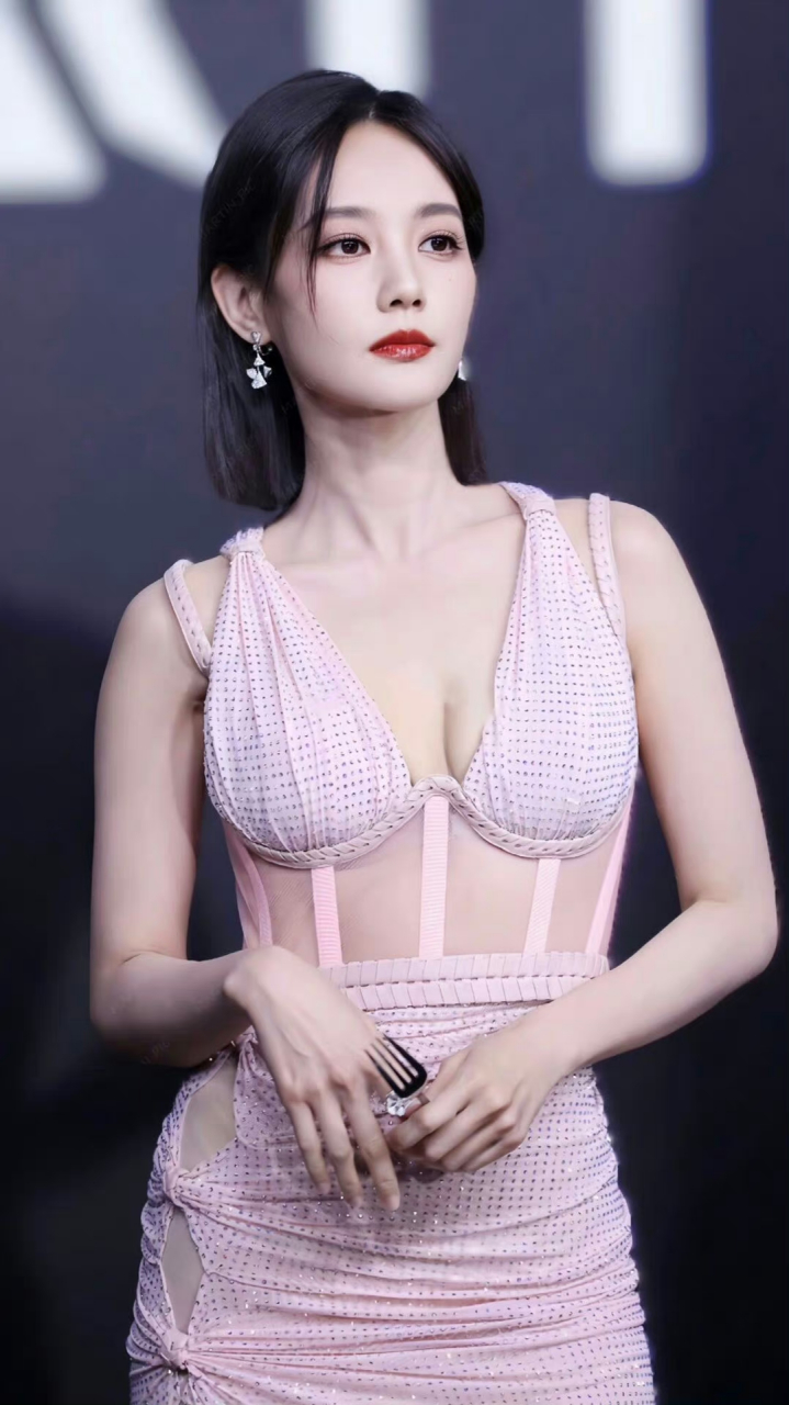 李一桐参加活动现场美照,身材真的是太美丽动人了#养眼美女