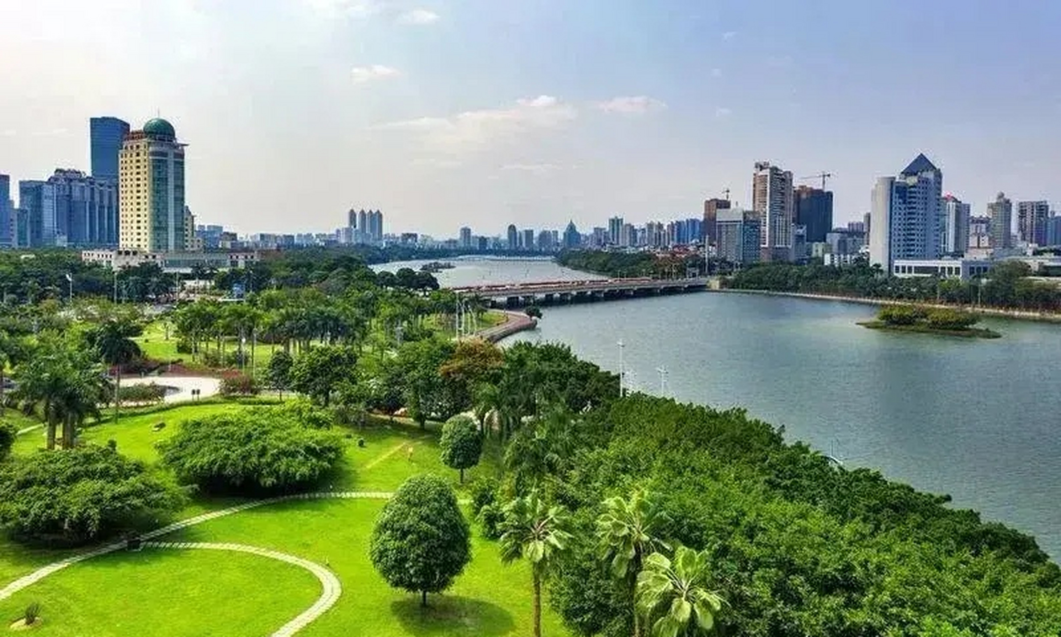 要说家门口的避暑胜地,我推荐南湖公园,南宁市南湖公园,是一座水体