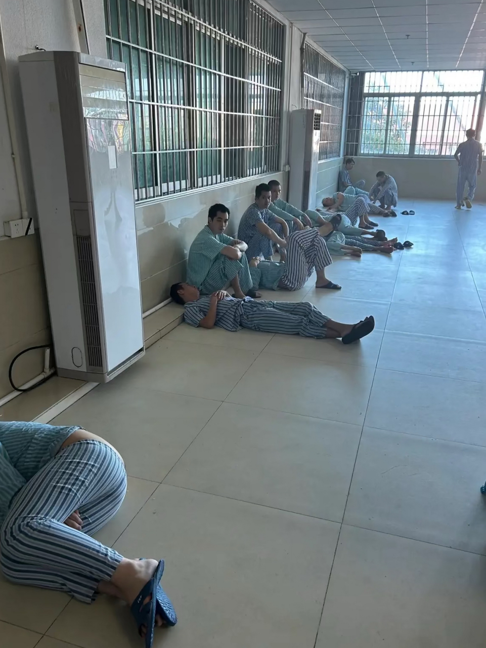 精神病患者的日常,希望他们早点回归正常生活.