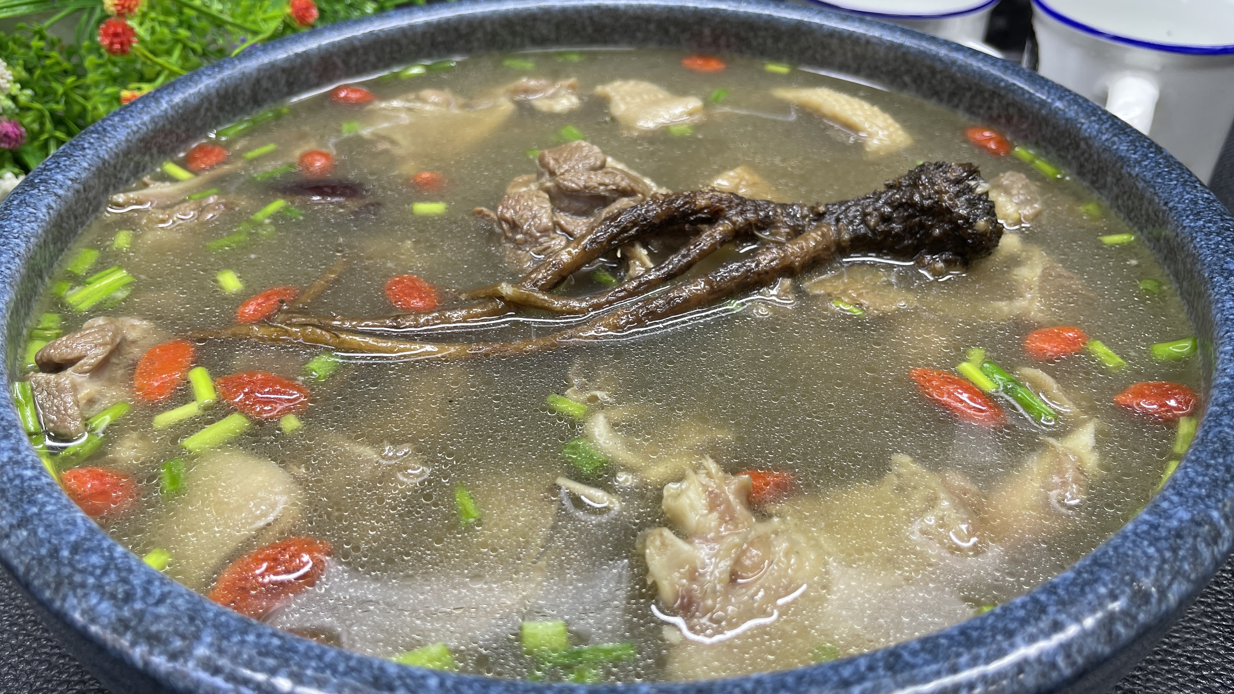 老鹅汤好喝有绝招，教你饭店常用秘诀，汤鲜味美，肉软烂不腥不柴