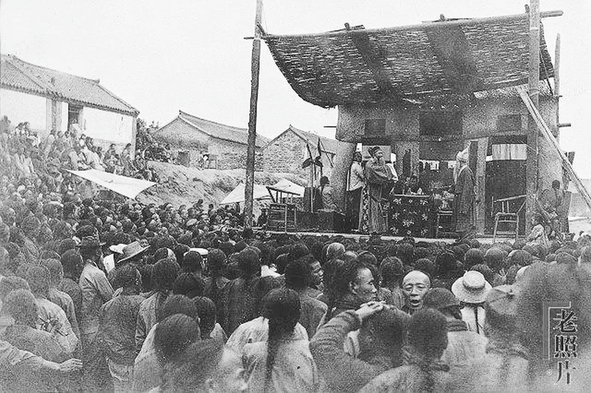 老照片丨1910年,山东一个村子唱戏  观众可真是人山人海!