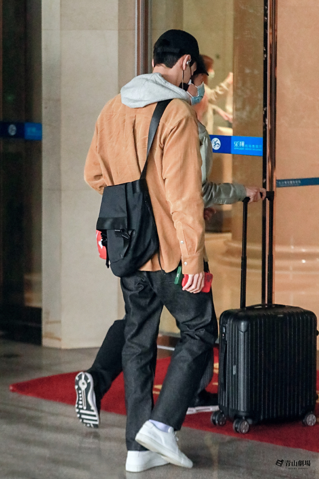 龚俊机场饭拍更新,驼色工装夹克内搭印花连帽卫衣,少年气息十足